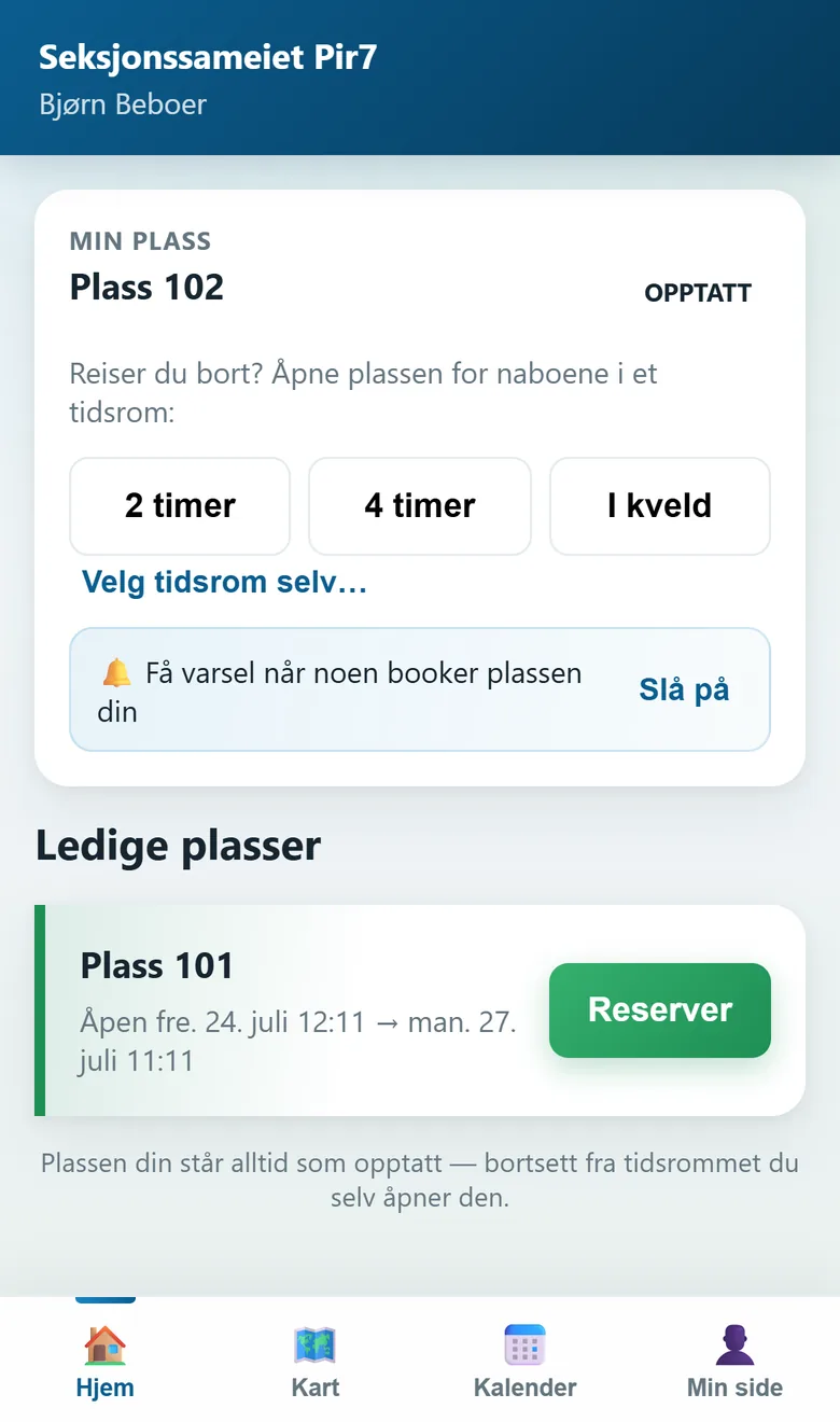 Appen på en telefon: «Plass 102 — opptatt», med knappene 2 timer, 4 timer og I kveld for å åpne plassen, og naboens ledige plass 101 klar til å reserveres.